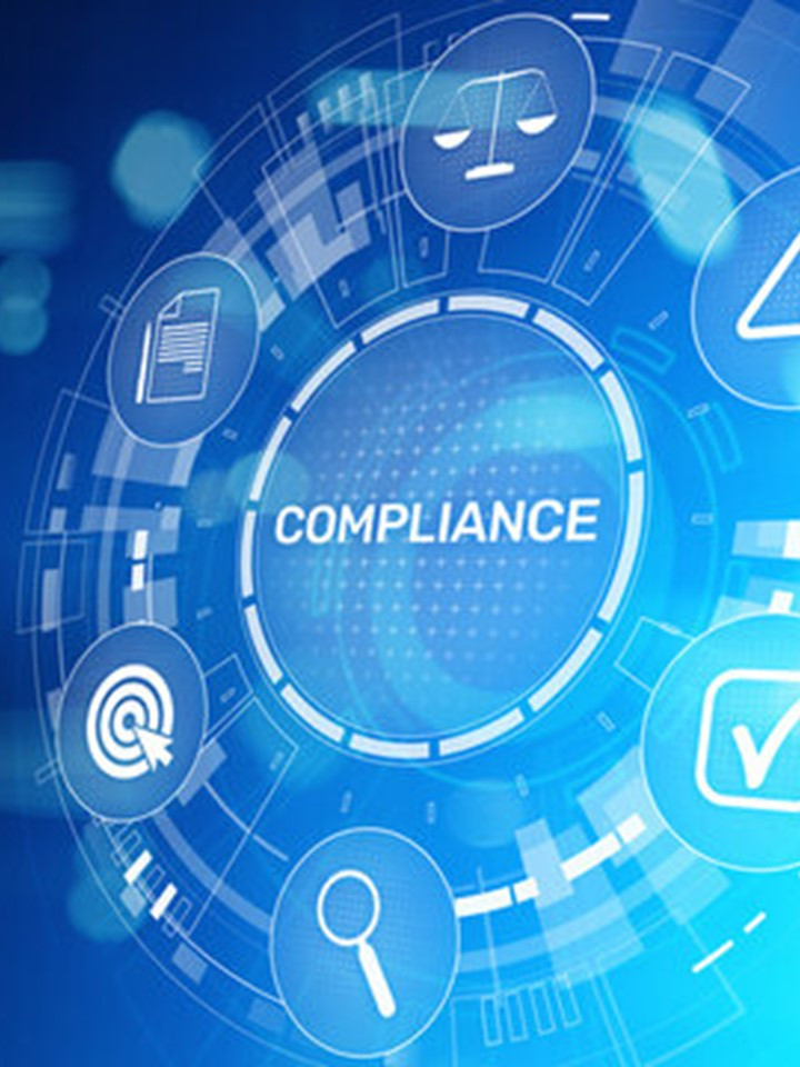 Dashboard de Compliance Manager de Microsoft Purview mostrando la puntuación de cumplimiento normativo y acciones recomendadas para GDPR y otras regulaciones.